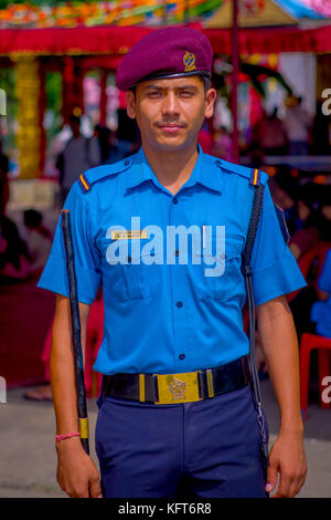 KATHMANDU, NEPAL – 4. SEPTEMBER 2017: Porträt einer Garde der nepalesischen Armee, die sich vor der Tür des Bindabasini-Tempels posiert Stockfoto