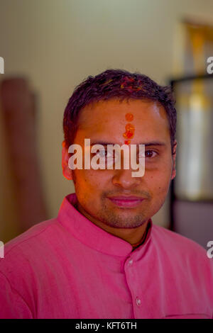 KATHMANDU, NEPAL - 04. SEPTEMBER 2017: Porträt eines nicht identifizierten nepalesischen Mannes in traditioneller Kleidung von Kathmandu, Nepal Stockfoto