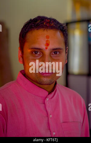 KATHMANDU, NEPAL - 04. SEPTEMBER 2017: Porträt eines nicht identifizierten nepalesischen Mannes in traditioneller Kleidung von Kathmandu, Nepal Stockfoto