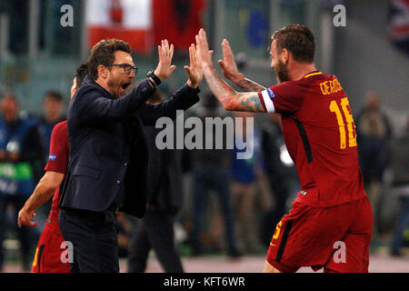 Rom, Italien. 31 Okt, 2017. Daniele de Rossi, rechts, feiert mit Trainer Eusebio di Francesco nach seinem mannschaftskamerad diego Perotti, nicht gesehen, in der Champions League Gruppe c Fußballspiel zwischen Roma und Chelsea im Olympischen Stadion credit zählte: Riccardo de Luca/Pacific Press/alamy leben Nachrichten Stockfoto