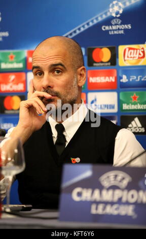 Neapel, Italien. 31 Okt, 2017. Heute abend um den Vesuv Hotel in Neapel gibt es war die Pressekonferenz von Manchester City Trainer Josep Guardiola und Spieler David Silva, die Zweifel der Journalisten über die Liga Champions League morgen gegen Napoli reagiert. Credit: Fabio Sasso/Pacific Press/alamy leben Nachrichten Stockfoto