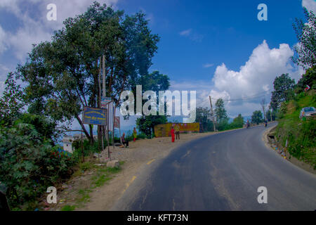 Pokhara, Nepal Oktober 10, 2017: unbekannter Menschen auf der Straße in der Nähe von der asphaltierten Straße in der Straße, in Pokhara, Nepal Stockfoto