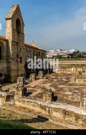 Ruinen aus dem 14. Jahrhundert Kloster Santa Clara-a-Velha (alte St. Clare) in Coimbra, Portugal Stockfoto