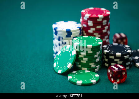 Casino Poker Chips und Würfel Stockfoto