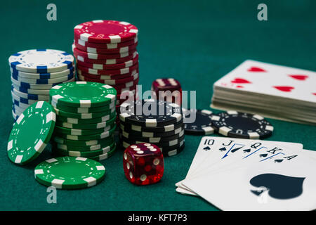 Casino Poker chips, Würfel und Karten Stockfoto