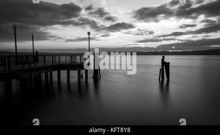 Sonnenuntergang am Bracciano See in Italien, Langzeitbelichtung in Schwarz und Weiß Stockfoto