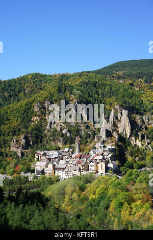 Kleines mittelalterliches Dorf in einer malerischen Umgebung von Klippen und herbstlichen Farben. Péone, Hinterland der französischen Riviera, Alpes-Maritimes, Frankreich. Stockfoto