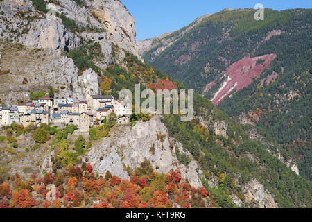 Mittelalterliches Dorf in einer Landschaft von Klippen und Wald mit herbstlichen Farben. Roubion, Hinterland der Französischen Riviera, Alpes-Maritimes, Frankreich. Stockfoto