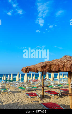 Morgen Paradise White Sandy Beach Malediven des Salento mit Sonnenschirmen und Sonnenliegen (Lido Marini, Salento, Apulien, Süditalien). Das schönste Meer sa Stockfoto