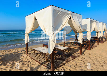 Luxury Beach Zelte Überdachungen auf Morgen Paradies weißen Sandstrand auf den Malediven des Salento (Lido Marini, Salento, Apulien, Süditalien). Die meisten beautifu Stockfoto
