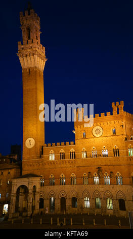 Palazzo Publico de Campo bei Nacht, Siena, Toskana, Italien Stockfoto