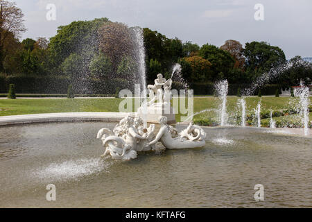 Barocke Statuen mit Brunnen im Schloss Belvedere, Wien, Österreich, EU Stockfoto