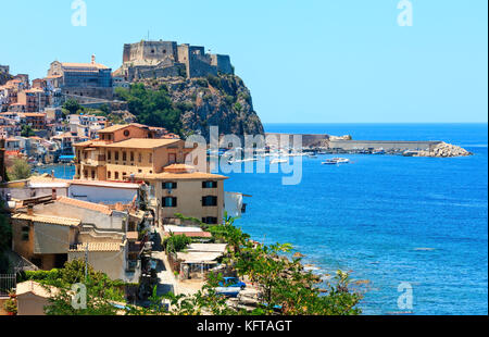 Sommer tyrrhenische Meer Küste und die wunderschöne Stadt Scilla, Kalabrien, Italien. Personen unkenntlich. Stockfoto