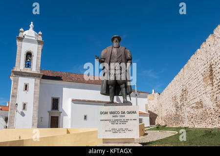 Statue der portugiesische Entdecker Vasco da Gama vor der Pfarrkirche in Sines. Alentejo, Portugal Stockfoto