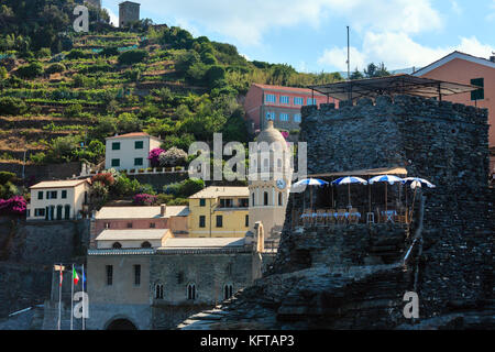 Schönen Sommer Vernazza. Einer von fünf berühmten Dörfer der Cinque Terre Nationalpark in Ligurien, Italien. Stockfoto