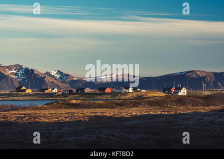 Mitternachtssonne Häuser Beleuchtung auf den Lofoten, Norwegen Stockfoto