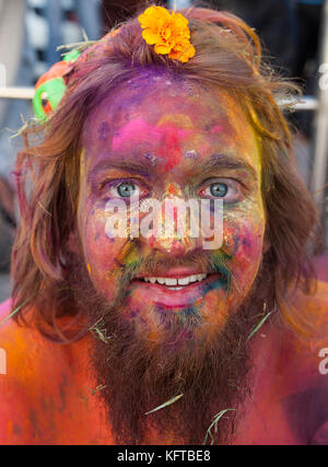 Junger Mann mit Farbe und Farbstoff für das Indian Holi Festival bedeckt. Pushkar, Rajasthan, Indien Stockfoto