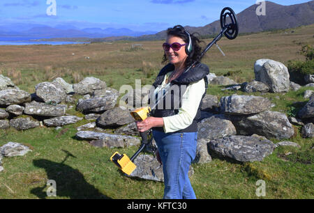 Reife weibliche Metalldetektion, Irland - John Gollop Stockfoto