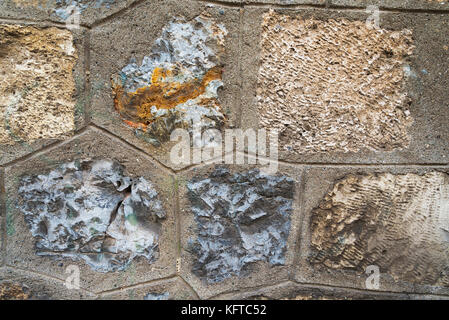 Nahtlose abstrakt Hintergrund. Texturierte Wand mit verschiedenen Größen von Steinen, die die Flechten bedeckt. Die Textur der Kalkstein Mauer. Stockfoto