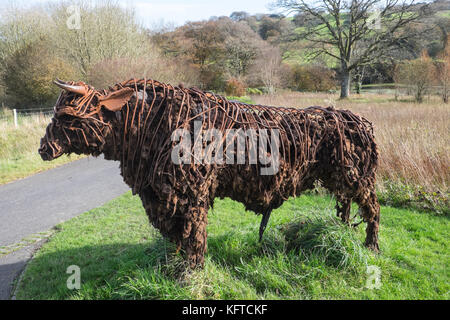 In der wilden Garten, ist 'Tarw' die Welsh Black Bull, Skulptur, von Sally Matthews. National Botanic Garden of Wales, Llanarthe, Carmarthenshire, Wales, Vereinigtes Königreich, Stockfoto