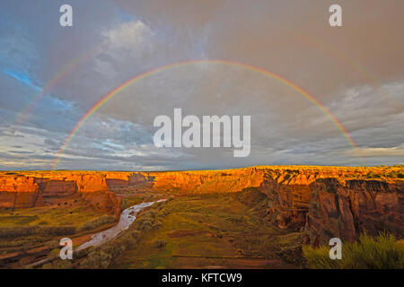 Double Rainbow bei Sonnenuntergang über dem Canyon de Chelly im Arizona Stockfoto
