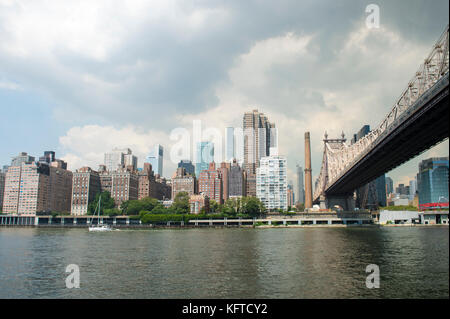 New York city und die Queensboro Bridge skyline über dem East River von Roosevelt Island waterfront gesehen. Stockfoto