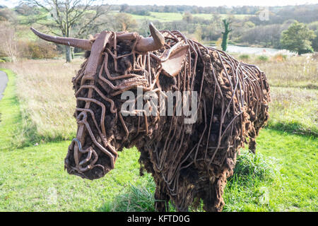 In der wilden Garten, ist 'Tarw' die Welsh Black Bull, Skulptur, von Sally Matthews. National Botanic Garden of Wales, Llanarthe, Carmarthenshire, Wales, Vereinigtes Königreich, Stockfoto