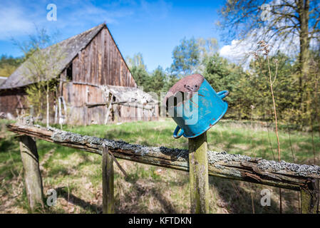 Verlassene Farm im Kampinos Wald (polnisch: Puszcza Kampinoska) - großer Waldkomplex in der Woiwodschaft Masowien, westlich von Warschau in Polen Stockfoto