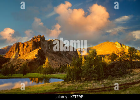 Smith Rock State Park bei Sonnenuntergang. Oregon. Stockfoto