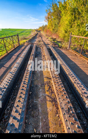 Stahlbrücke auf stillgelegten/entfernt Eisenbahnlinie - Frankreich. Stockfoto