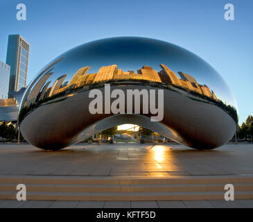 Cloud Gate auch als Bean bekannt ist ein beliebter Skulptur in Chicago, Millennium Park entfernt. Die Morgensonne spiegelt die Gebäude der Michigan Ave. Stockfoto