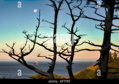 Tillamook Rock Lighthouse und toter Baum mit Vollmond. Oregon Stockfoto