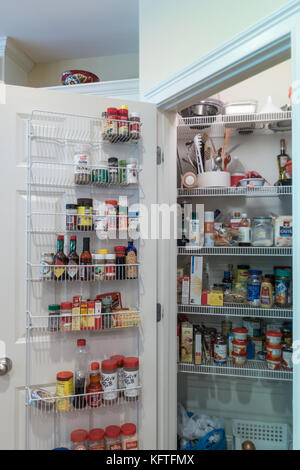 Große begehbare Küche Pantry, USA Stockfoto