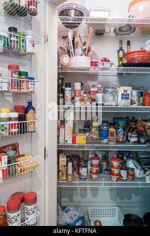 Große begehbare Küche Pantry, USA Stockfoto