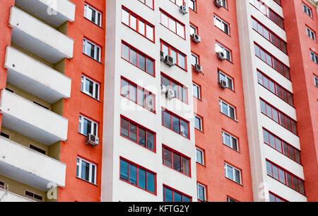 Unterseite Panoramablick und Blick auf Stahl blau Glas, Hochhaus, Wolkenkratzer, industrielle Architektur. Stockfoto