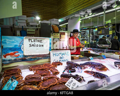 BRETON FISCHHÄNDLER LEBEN BLAUE HUMMER KRABBEN FISCH MARKTSTAND CONCARNEAU FRANKREICH BRETAGNE Concarneau täglich Fisch Markthalle und Fischhändler, mit seinem Smartphone im bretonischen Stil Outfit mit 'Hauptsaison' frische Krabben und Hummer auf Eis Anzeige zum Verkauf bretagne finistere Frankreich Stockfoto