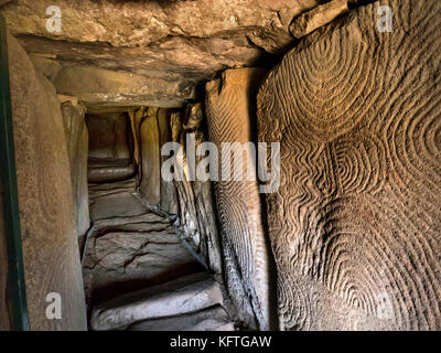 GAVRINIS HÖHLE INNERE Bretagne Frankreich, prähistorische Cairn, Dolmen, Trockenmauern, Grab, mit renommierten symbolische und geheimnisvollen Stein Alter Schnitzereien. Eines der herausragendsten Beispiele der frühesten Architektur in der westlichen Welt. Cairn de Gavrinis Sagemor Cale de Penn-Lannic, Larmor Baden Bretagne Frankreich (Megalithes du Morbihan) Stockfoto