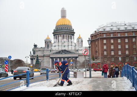 Sankt Petersburg, Russland - 12. Januar 2017: Hausmeister Arbeiter entfernt Schnee im Zentrum von saint-petersburg Stockfoto