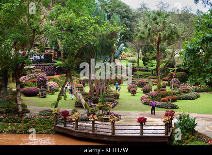 Tropischer Garten mit üppiger Vegetation, viel Grün und spashes der Farbe aus einige Blumenbeete. an die Gärten des Königlichen Vila, Doi Tung. Stockfoto