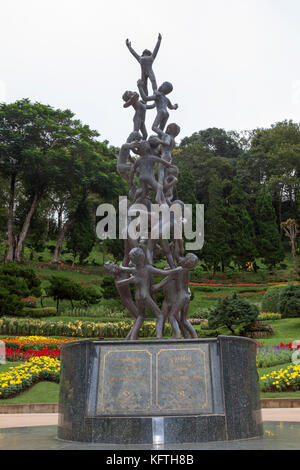 Die Skulptur "Kontinuität" in der Mae Fah Luang Garten, Doi Tung Royal Villa, Provinz Chiang Rai, Thailand. Stockfoto