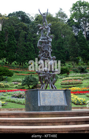 Die Skulptur "Kontinuität" in der Mae Fah Luang Garten, Doi Tung Royal Villa, Provinz Chiang Rai, Thailand. Stockfoto