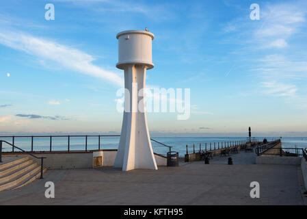 Das Navigationslicht am Ostpier in Littlehampton an einem Herbstnachmittag in West Sussex, Großbritannien Stockfoto