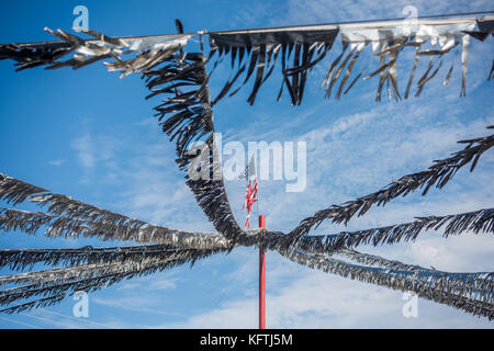 Tattered amerikanische Flagge und Silber Luftschlangen Stockfoto