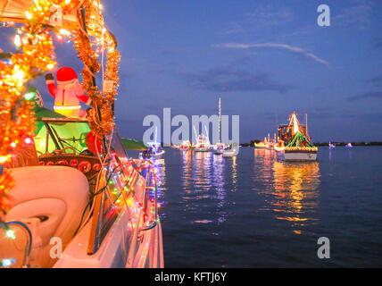 Eingerichtete Schiffe an einem Boot Parade an der Atlantikküste Floridas Küste Stockfoto