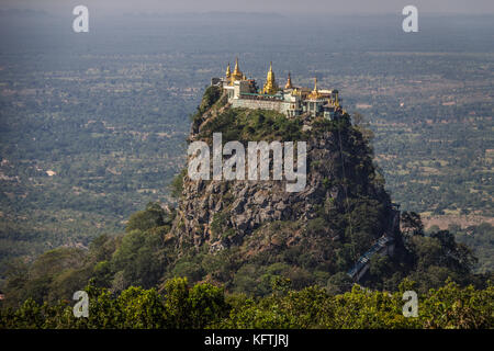 Blick auf den Mount Popa Tempel in Birma Stockfoto