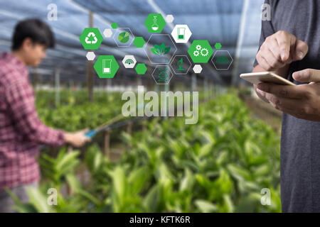 Landwirtschaft Technologie Konzept Mann Agronom mit einer Tablette in eine Landwirtschaft Feld lesen Sie einen Bericht Stockfoto