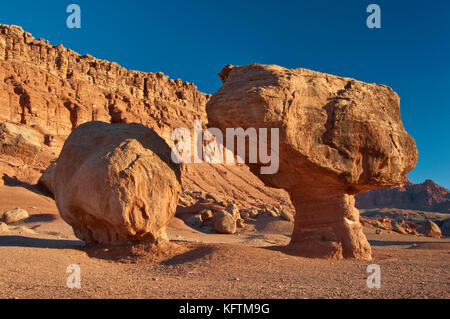 Balanced Rocks, Vermilion Cliffs am Paria Plateau in der Ferne, in der Nähe von Lees Ferry, Glen Canyon National Recreation Area, Arizona, USA Stockfoto