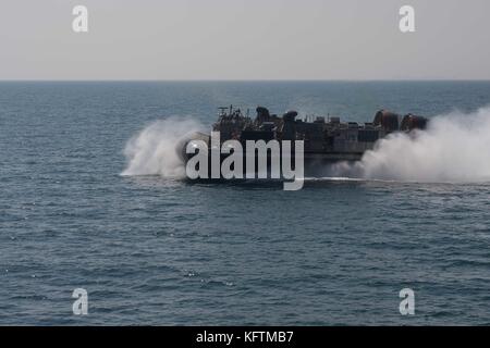 171029-N-OW 019-066 US 5. Flotte EINSATZGEBIET (Okt. 2010) 29, 2017) eine Landing Craft, Luftkissen (LCAC), von Seglern des Angriffs Handwerk Einheit 5 Betrieben, Stockfoto