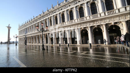 Saint Mark Square und alten Palast der nationalen Bibliothek namens Biblioteca Marciana mit Flut im Winter in Venedig Italien Stockfoto