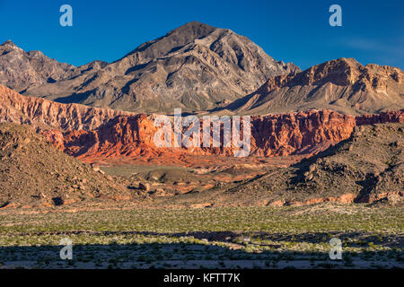 Schüssel mit Feuer, schlammigen Peak hinter, Ansicht von Northshore Road, Lake Mead National Recreation Area, Nevada, USA Stockfoto